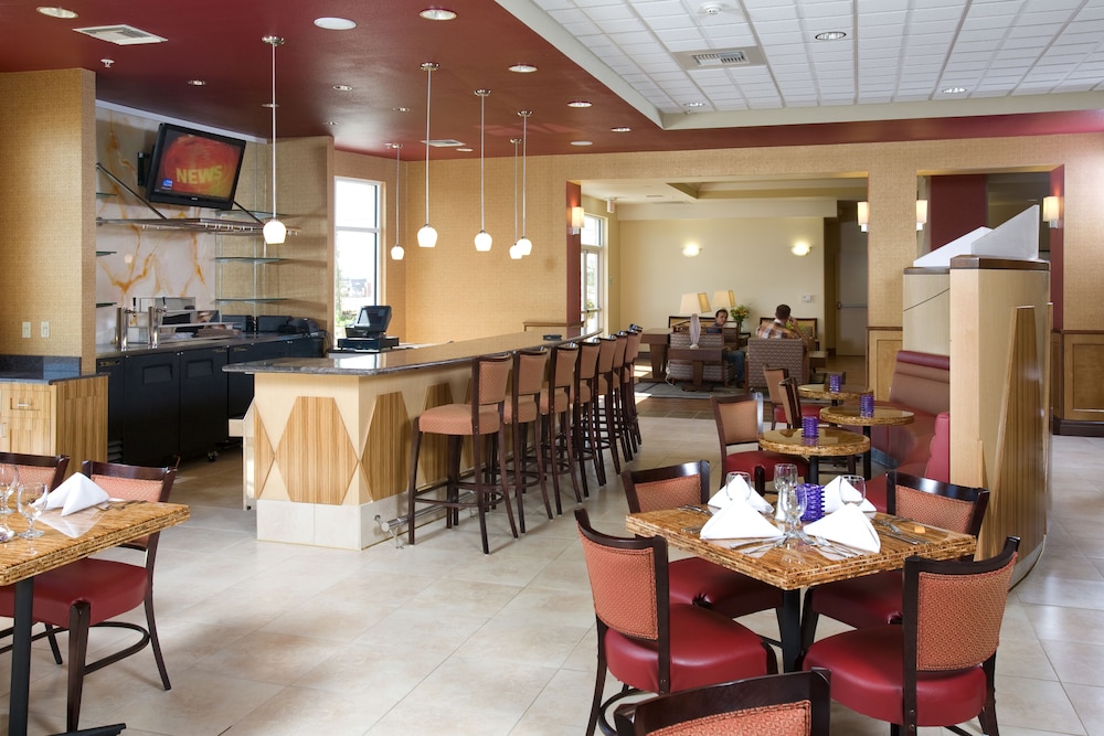 Holiday Inn Hotel Amp Suites Bakersfield North 43/57