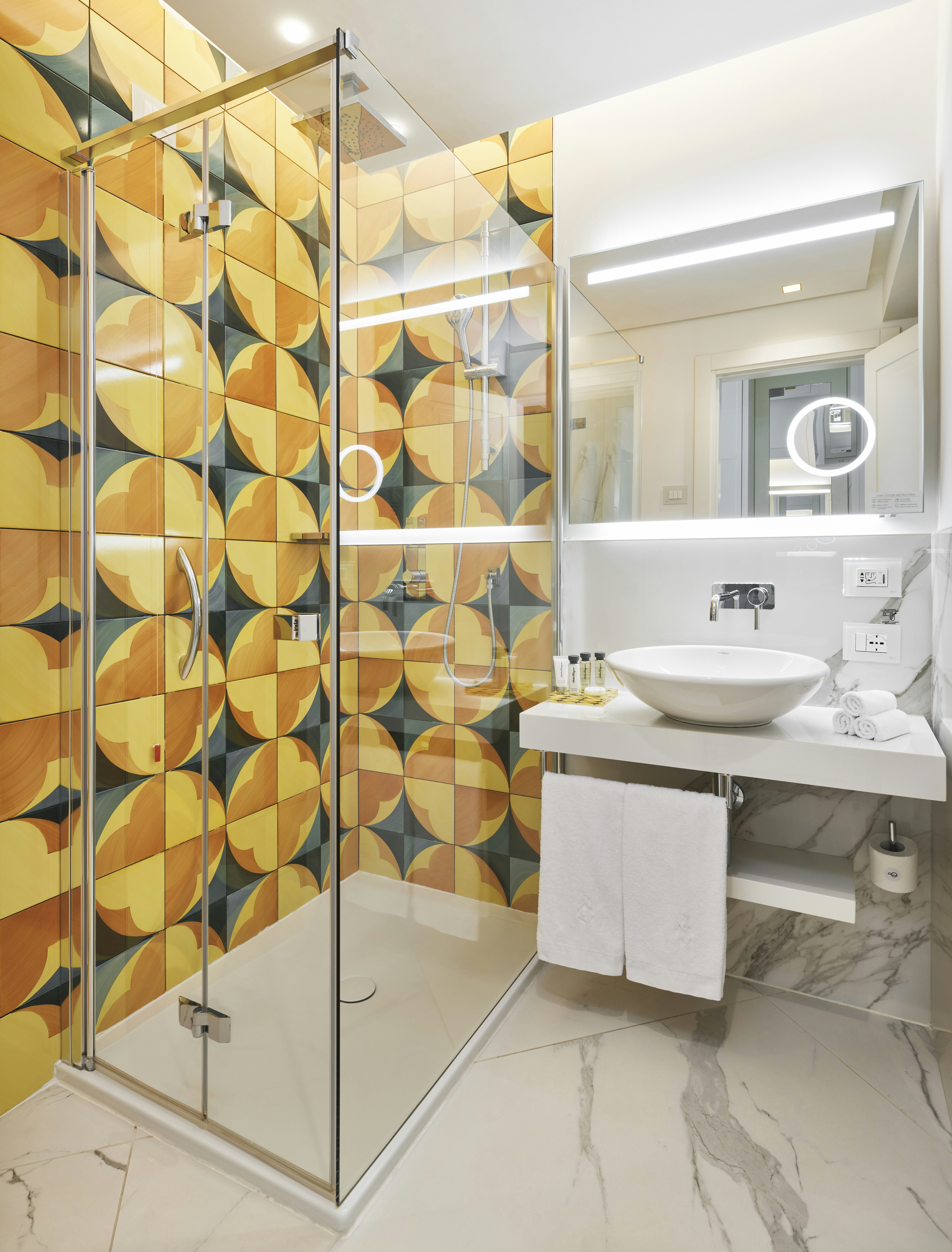 جناح جونيور بسرير كينج بإطلالة على البحر بشرفة، De Bonart Naples, Curio Collection by Hilton 3/4
