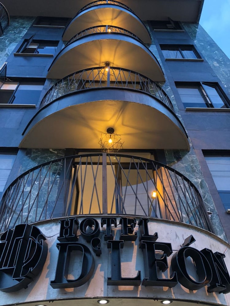Hotel D' León main