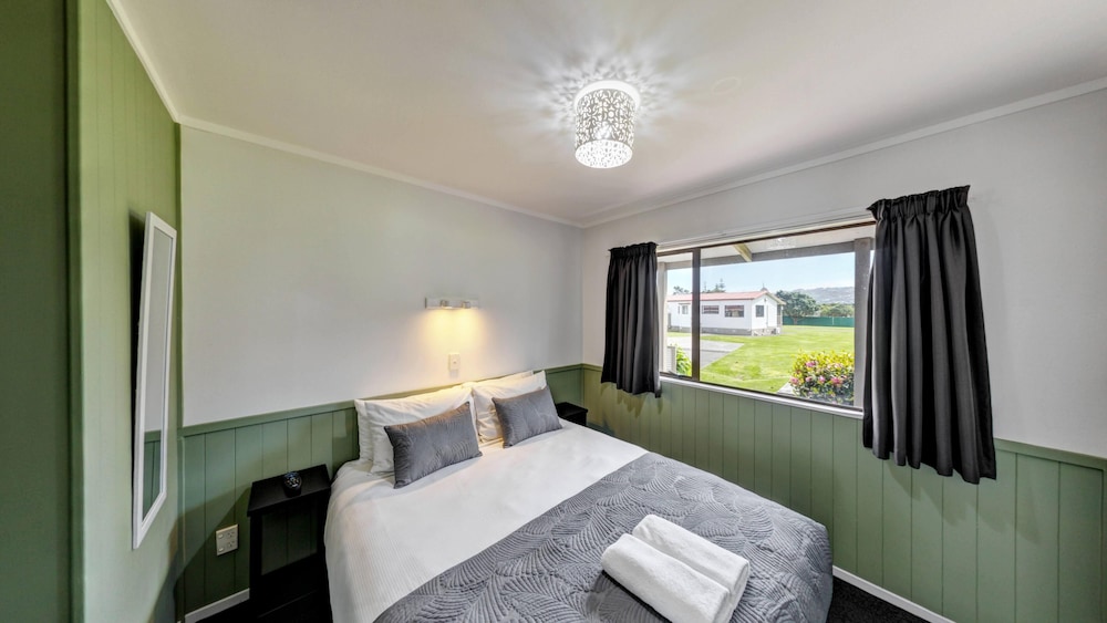 2 Bedrooms, Motel, Queen and Twin Beds