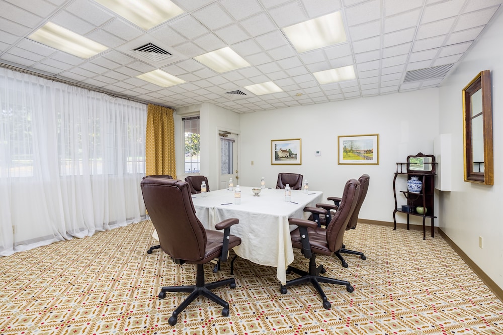 The Farmington Inn &amp; Suites 46/54