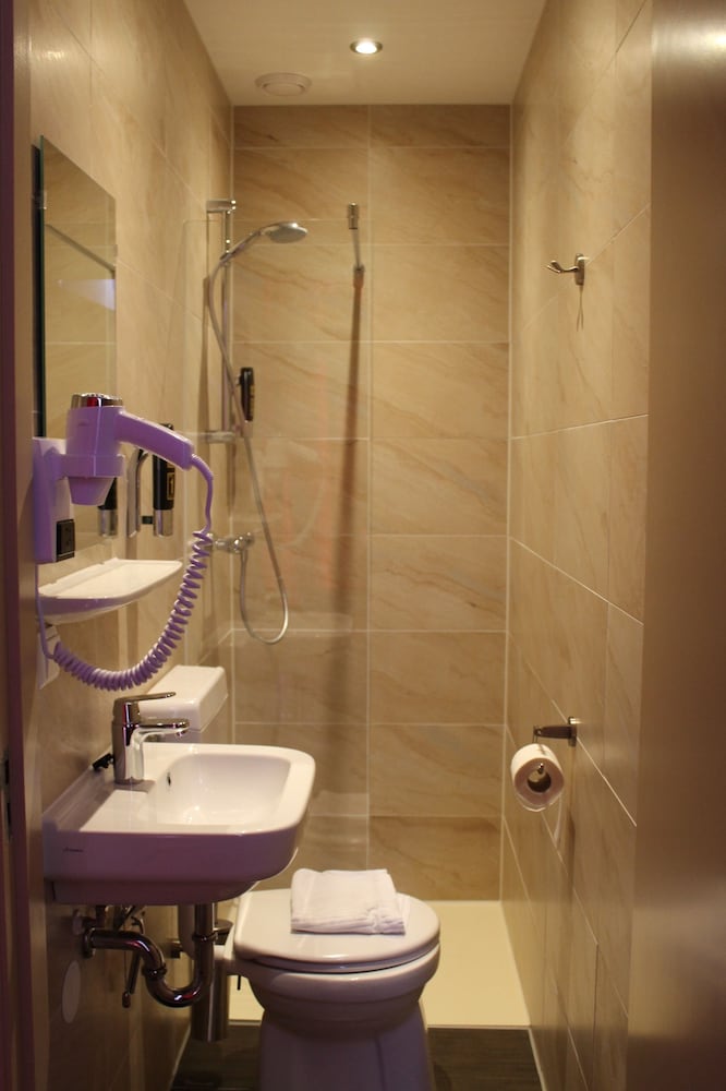 Aston City Hotel 42/45