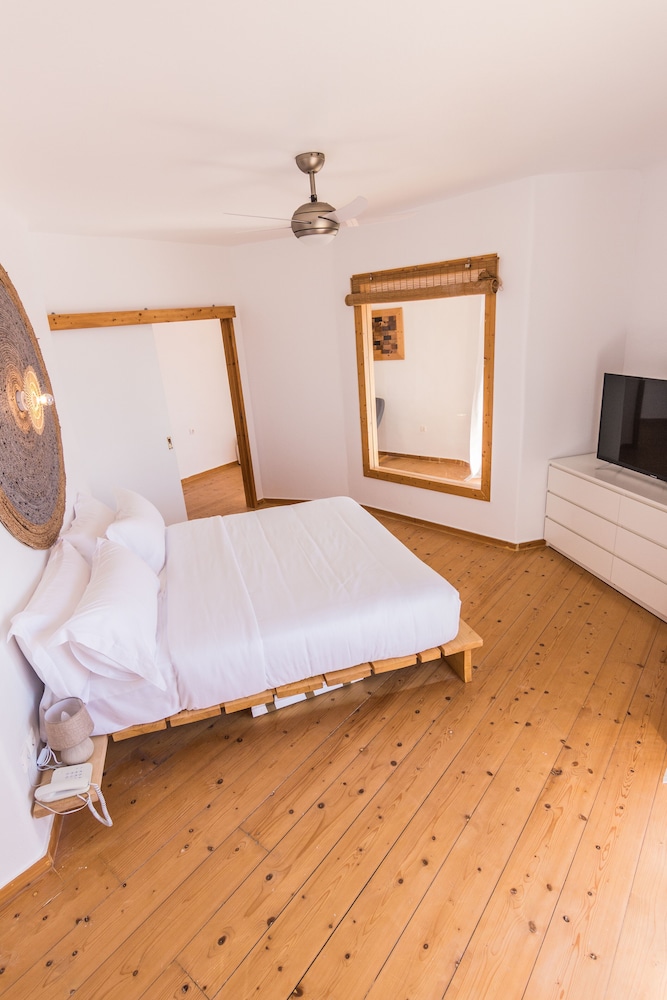 SALT SUITES & EXECUTIVE ROOMS 16/56