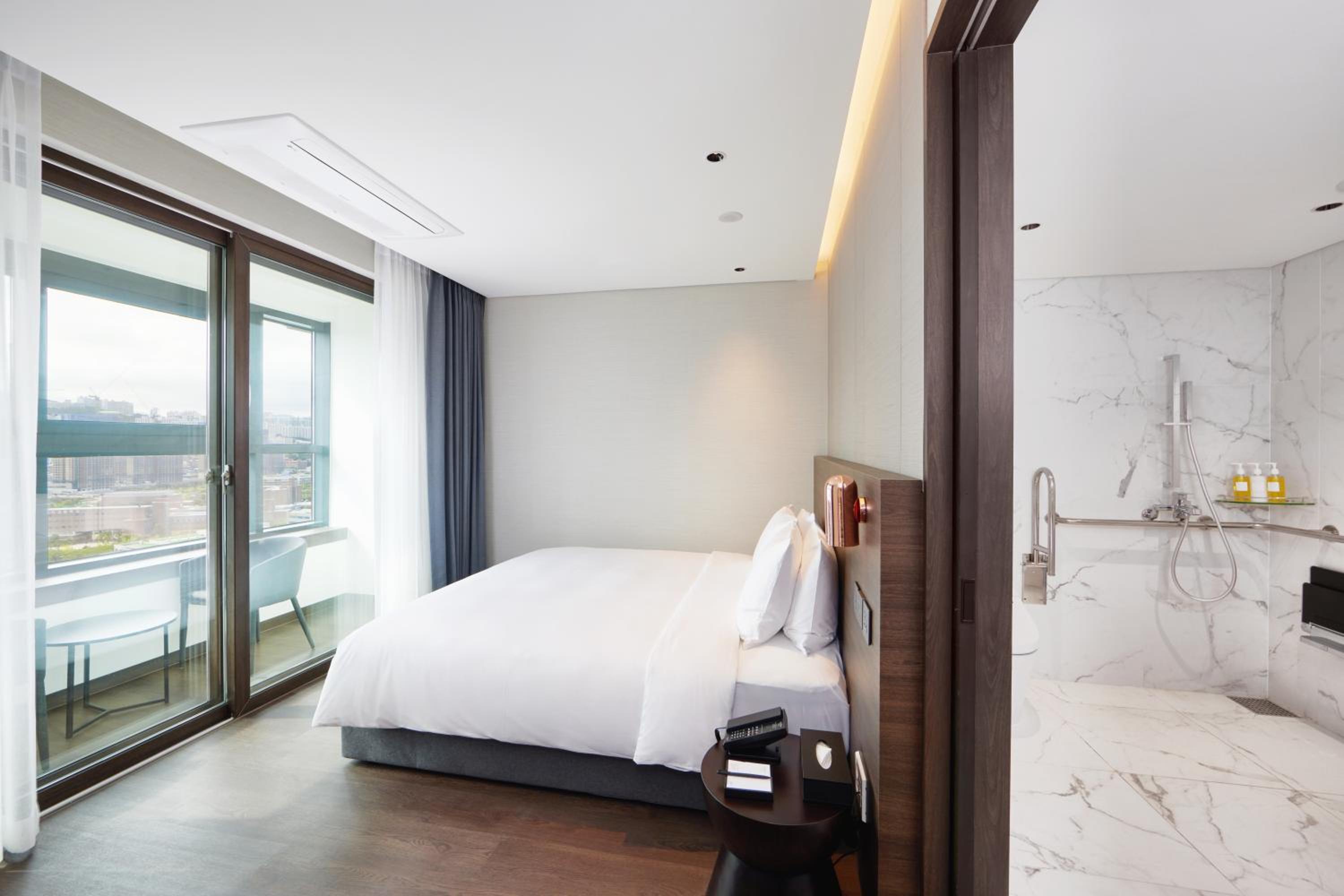 Premier, King Bed, Harbour View, Accessible
