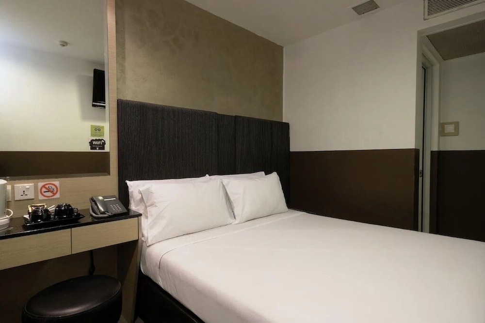 Classic, Queen Bed, No Window