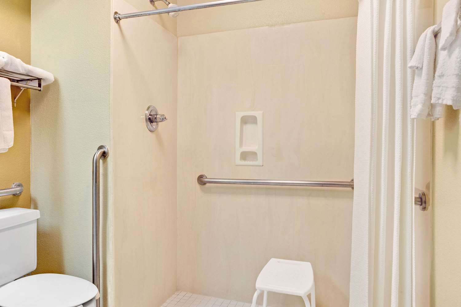 Days Inn & Suites By Wyndham Stockbridge South Atlanta 9/10