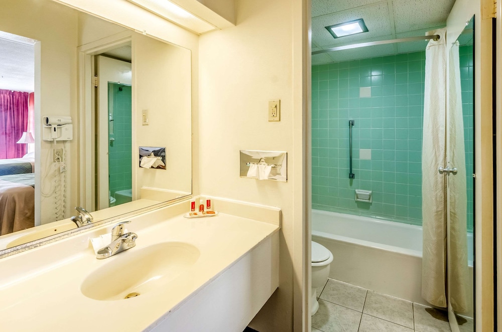غرفة قياسية بسريرين مزدوجين، Econo Lodge Martinsville 4/4