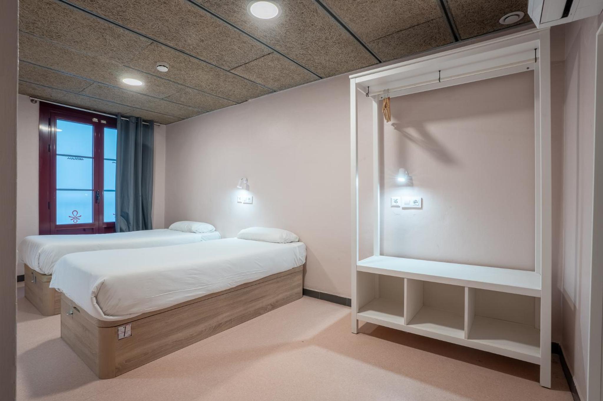 Private, Twin Beds