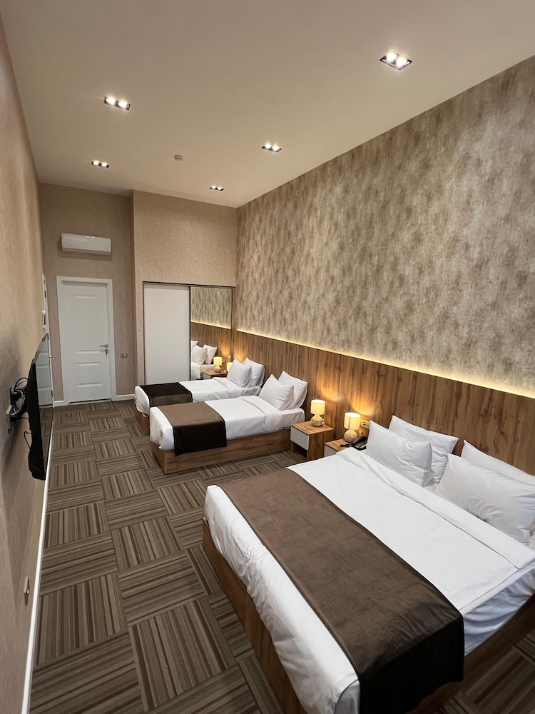 ROOM, QUADRUPLE, CITY VIEW