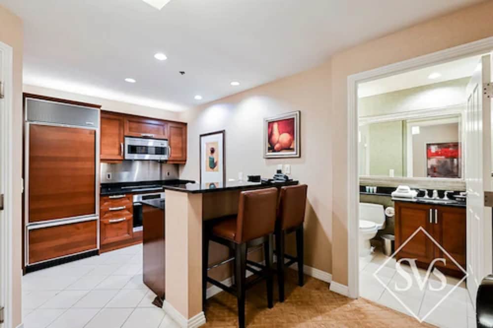 Stripviewsuites At Signature 71/73
