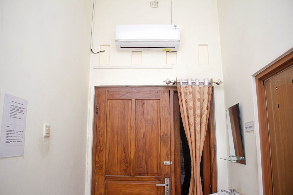 Super OYO Capital O 2258 Santana Syariah Guest House 12/41