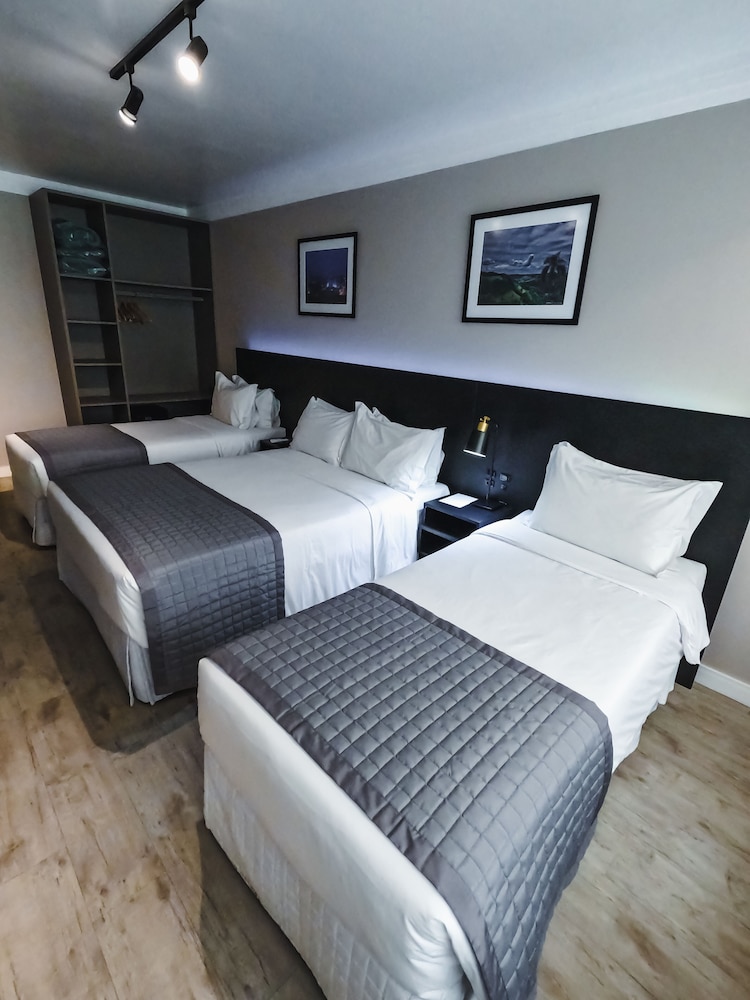Hotel Santa Inn 32/67