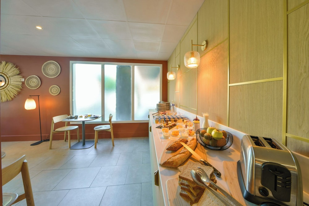 Brit Hotel Bourges L Olympia 48/54