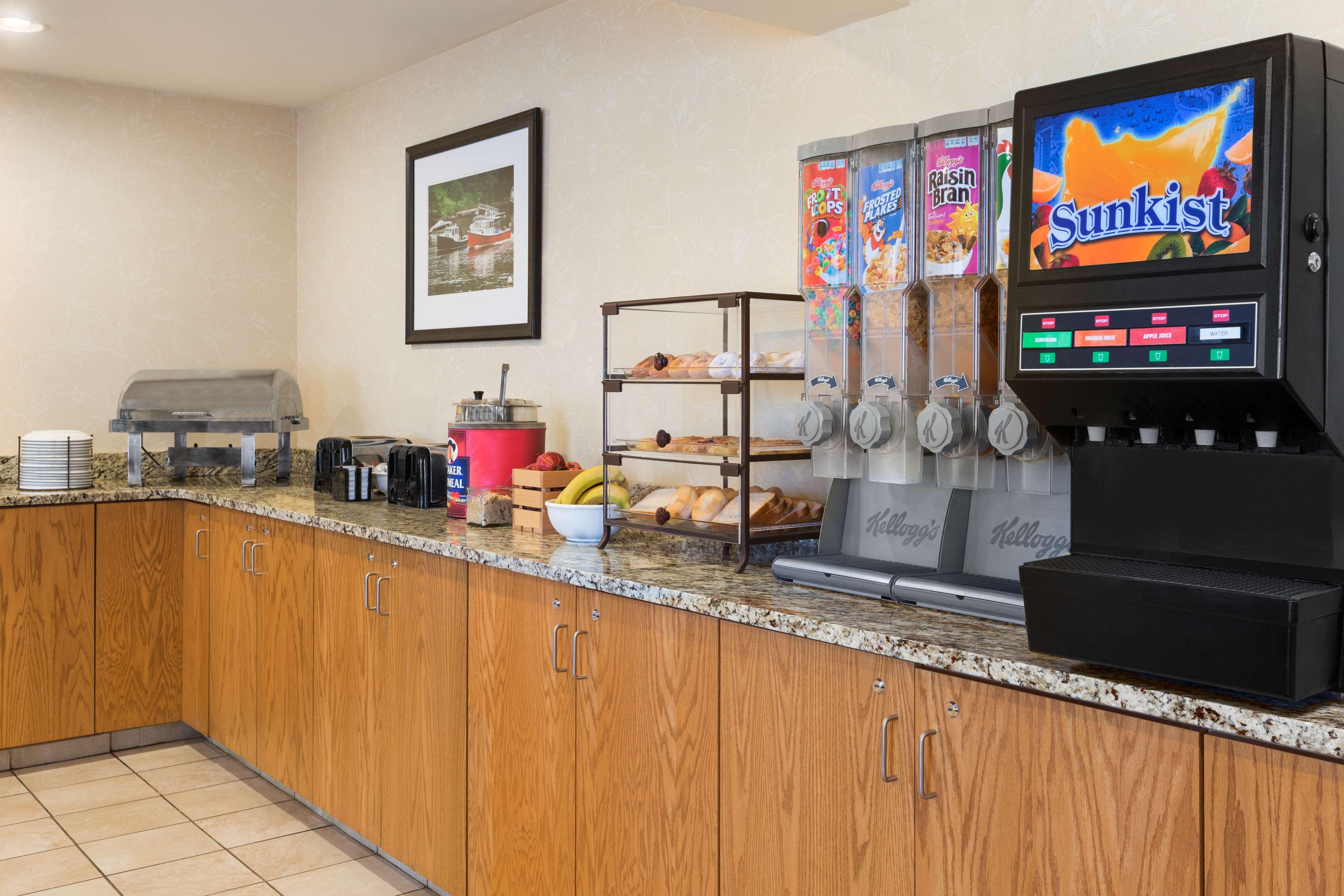 Country Inn & Suites by Radisson Holland, MI 6/42
