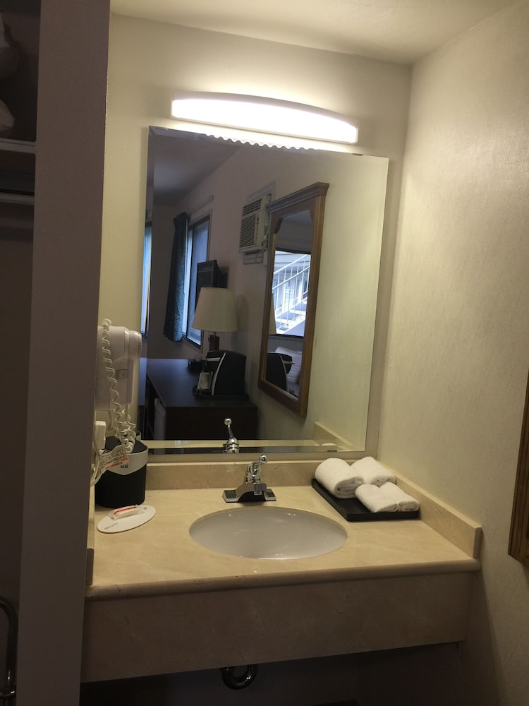 Super 8 by Wyndham Kelowna BC 29/38