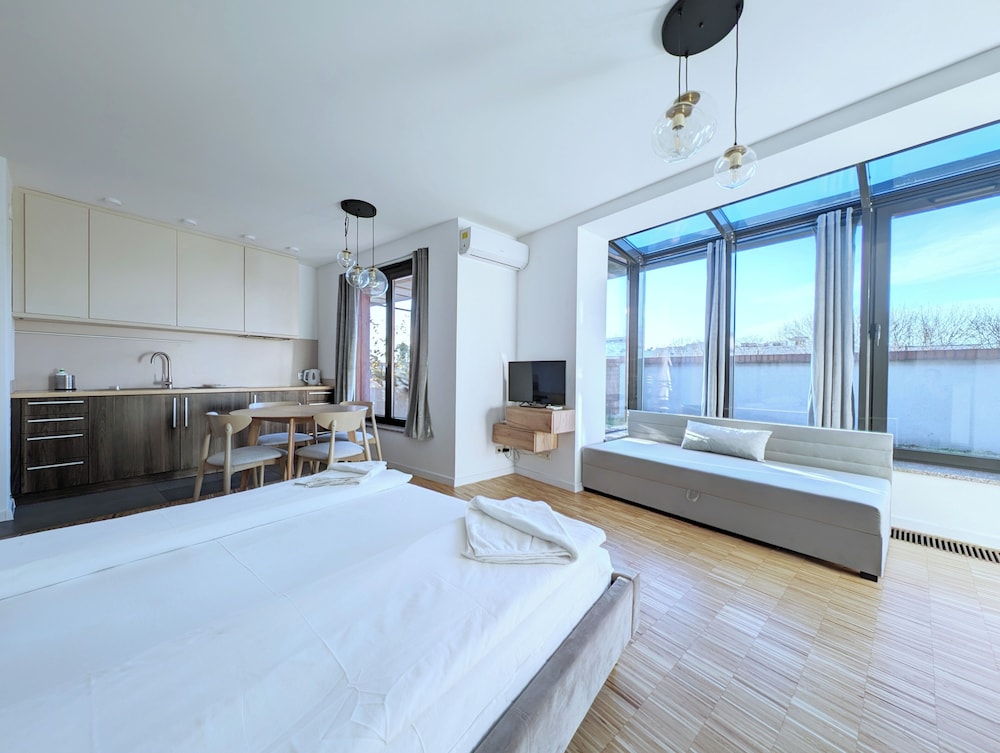 Tower, Panoramic, Studio, Suite, 1 Queen and 1 Single Bed, Balcony