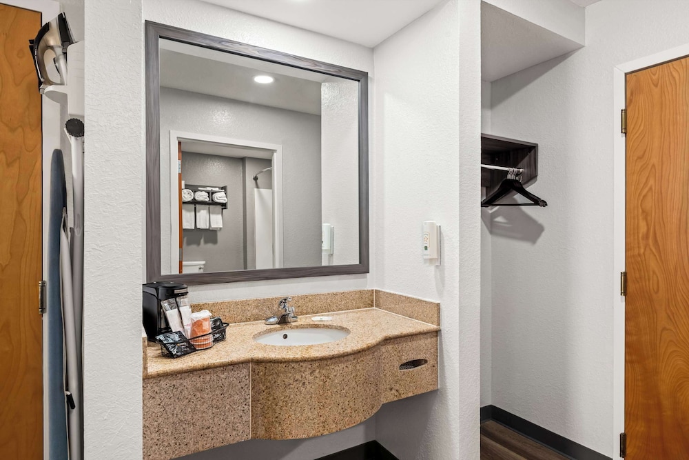 جناح بسرير كينج مع أريكة، Quality Inn & Suites Biloxi - Ocean Springs 6/6