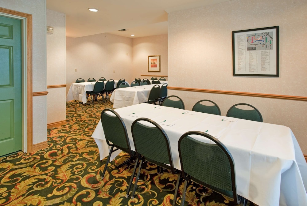 Garner Hotel Birch Run - Frankenmuth Area by IHG 50/58