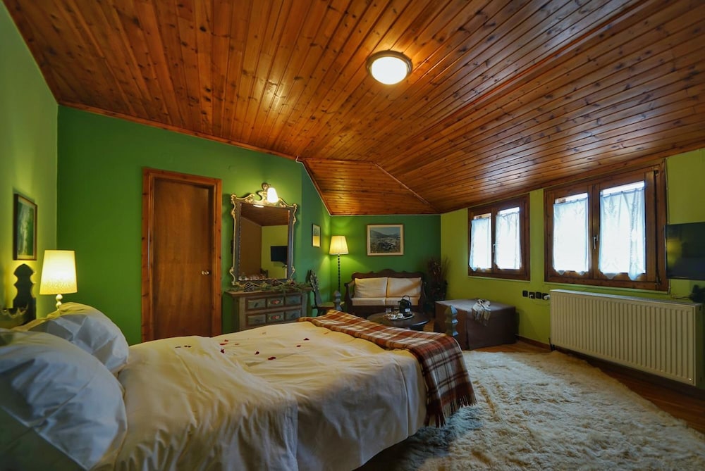 To Balcony Tis Agorianis 28/50