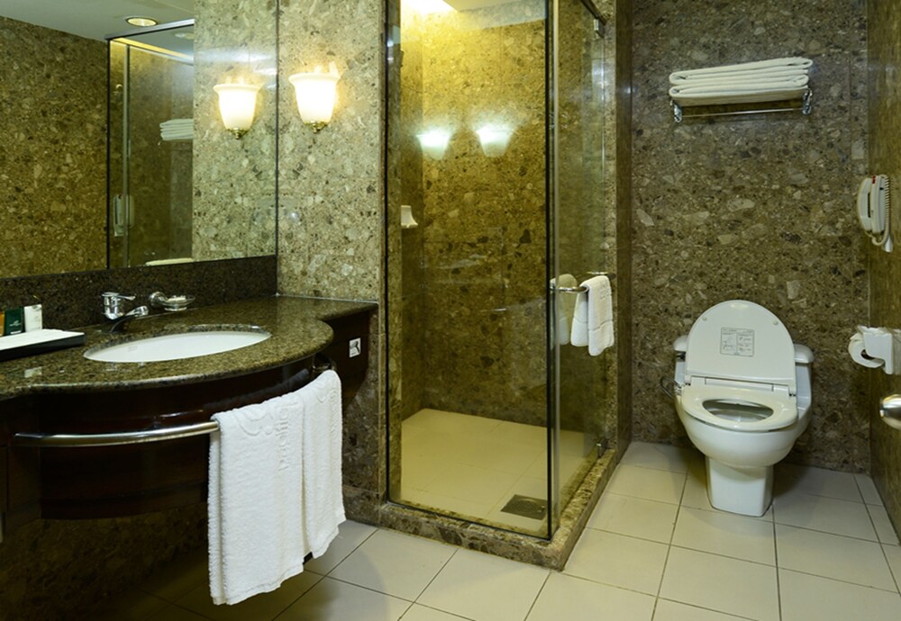 Pacific Regency Hotel Suites 68/70