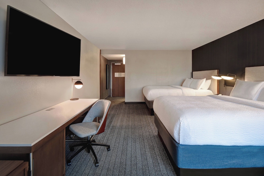 Room, 2 Queen Beds, Sofa, Balcony