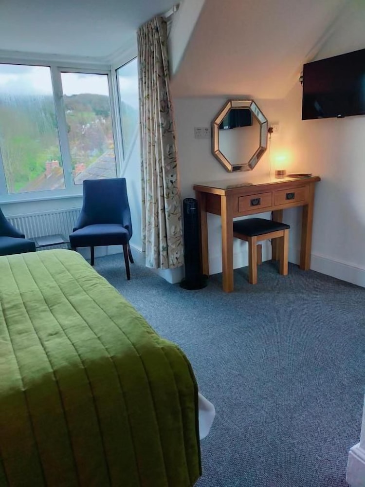 The Groveside Guest House 24/48