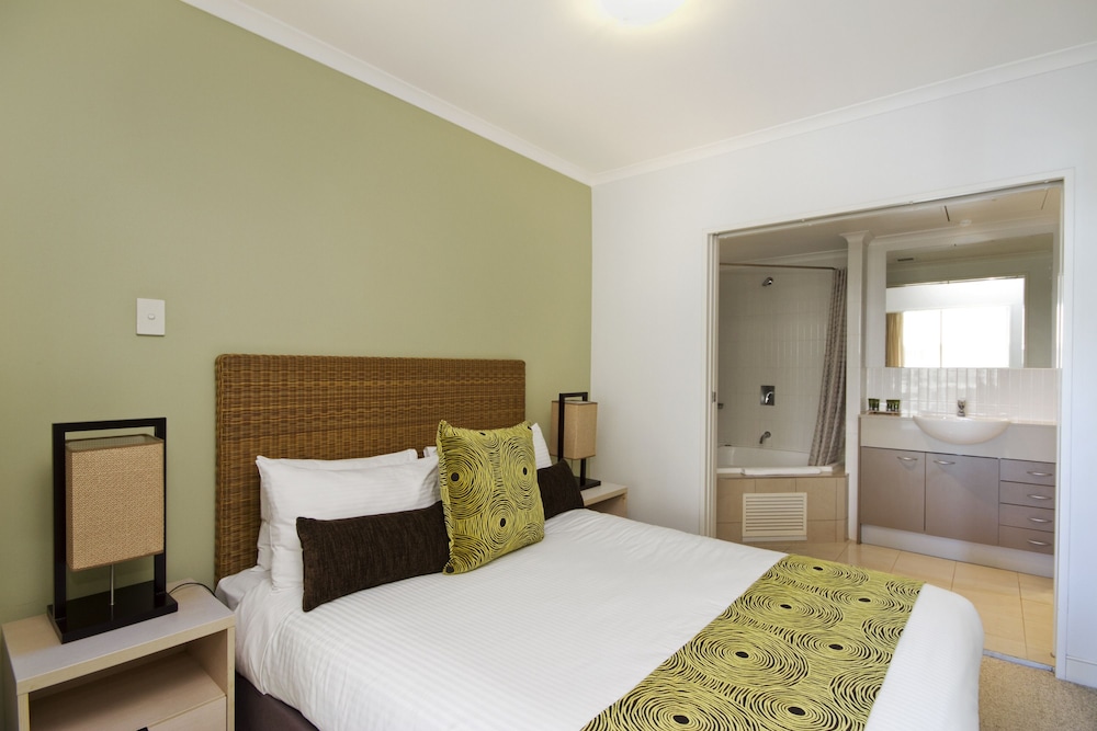 2 Bedrooms, Suite, Queen Bed, Hinterland Town View