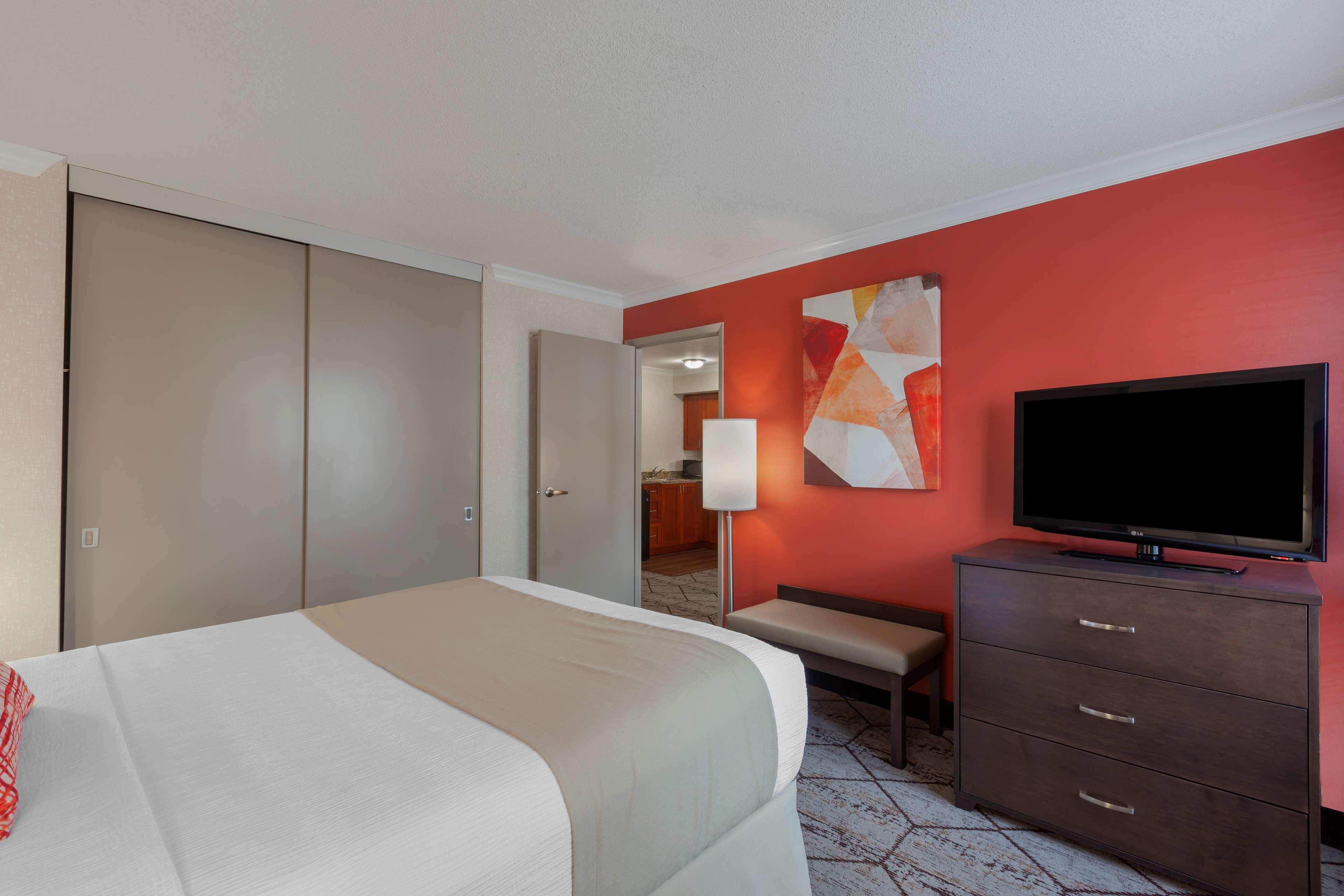 جناح بسرير كينج مع أريكة في طابق مرتفع، Best Western Plus Rose City Suites 4/10
