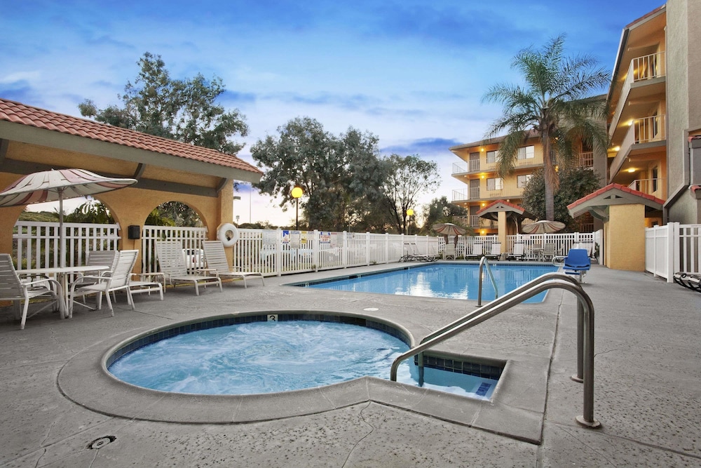 Days Inn by Wyndham Buena Park 6/34