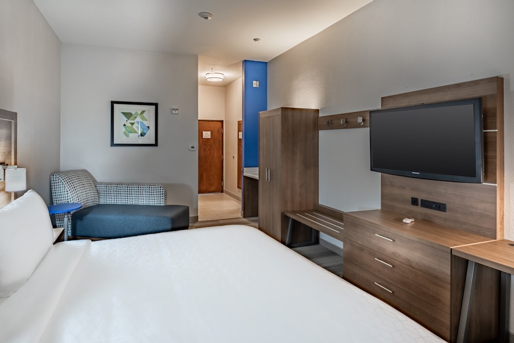 Holiday Inn Express Suites N Waco Area West 26/51