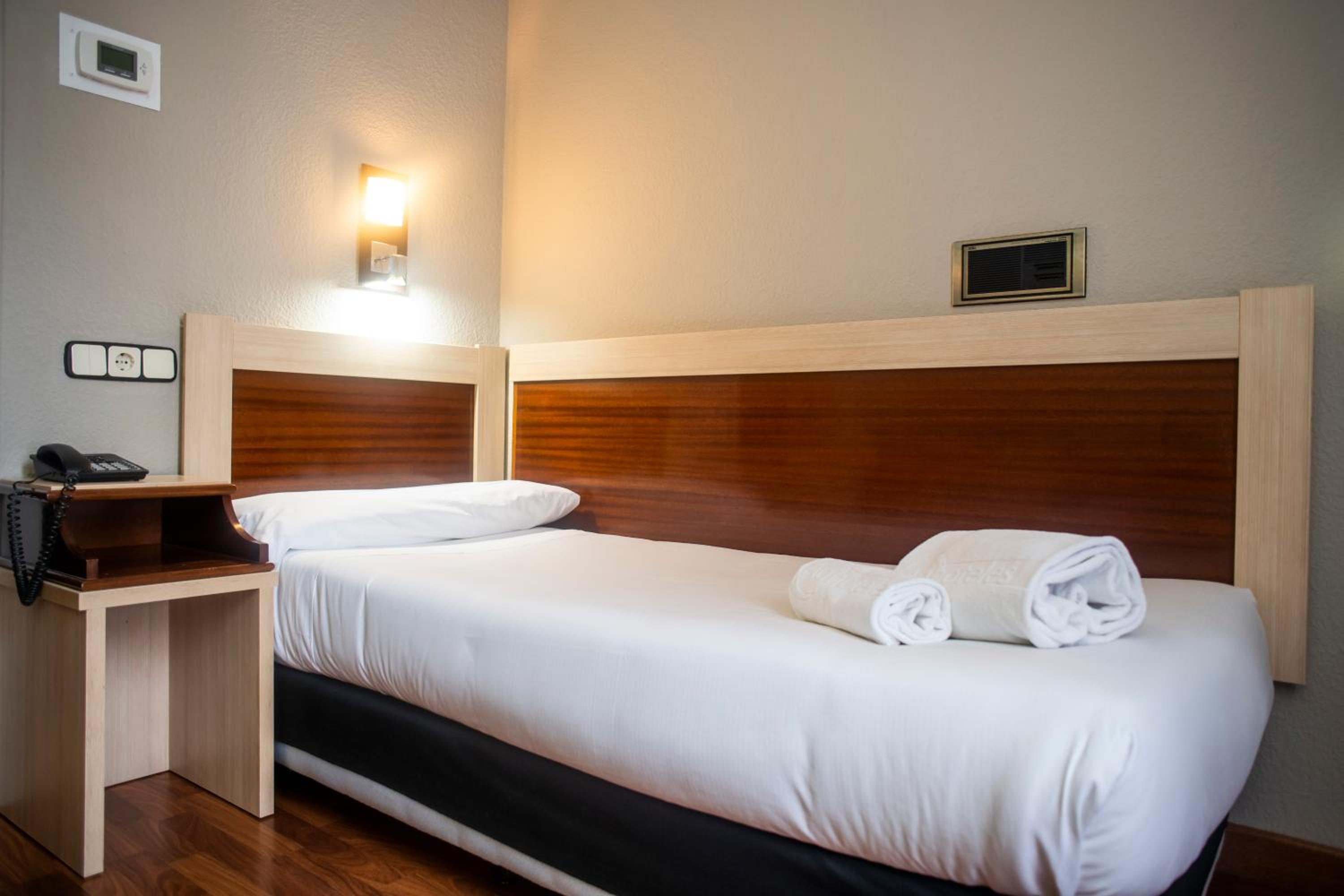 ROOM, SINGLE