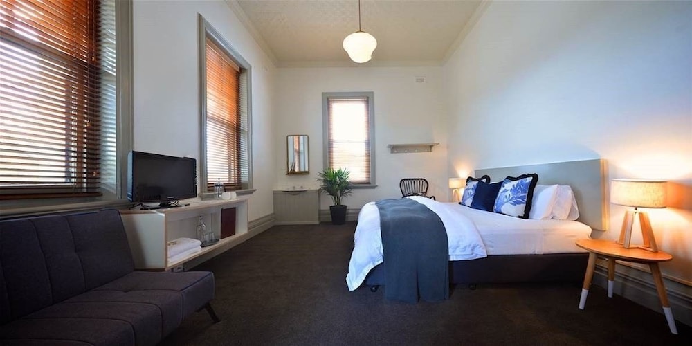 HEALESVILLE HOTEL 18/50