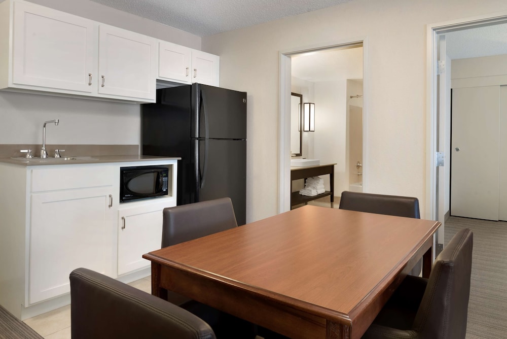Country Inn and Suites By Radisson, Houghton, MI 16/26