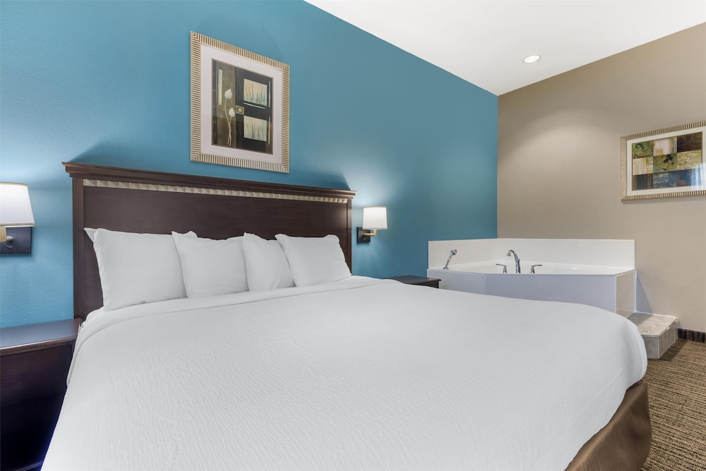 جناح بسرير كينج بحوض جاكوزي لذوي الإعاقة