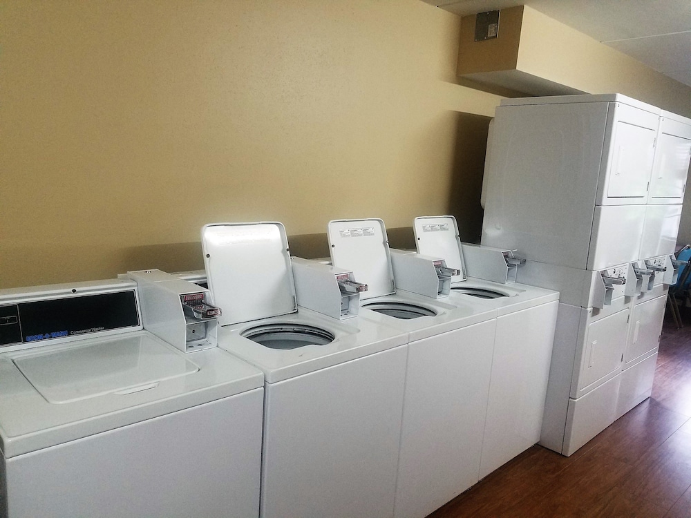 Red Roof Inn and Suites Houston Hobby Airport 19/24