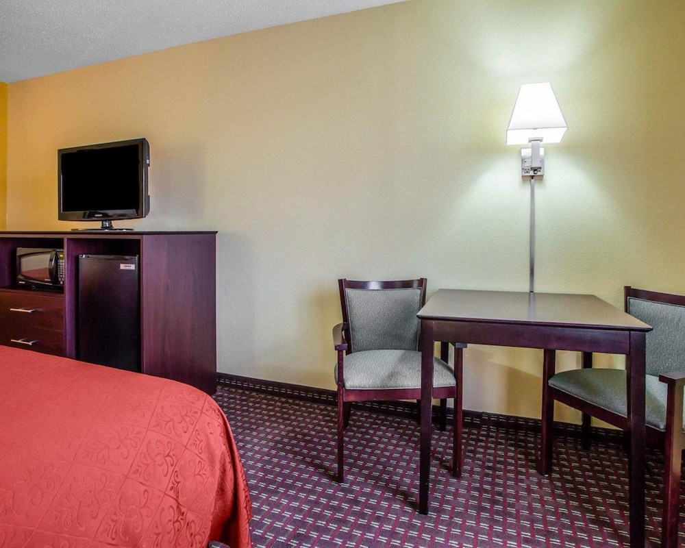 AmericInn by Wyndham Mosinee Central Wisconsin Airport 32/33