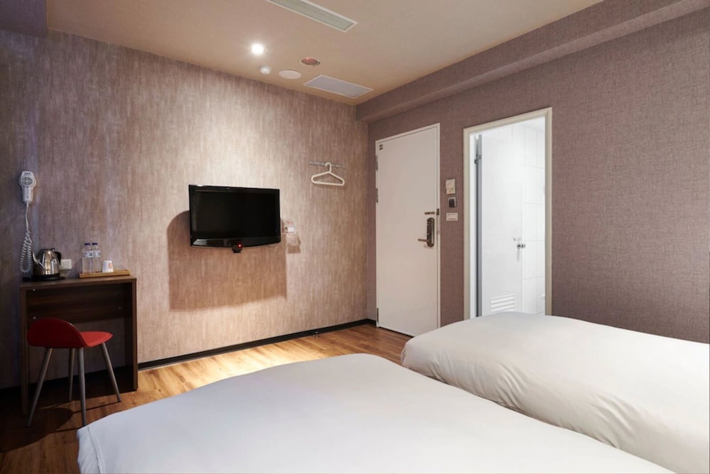 Tomorrow Hotel 13/22