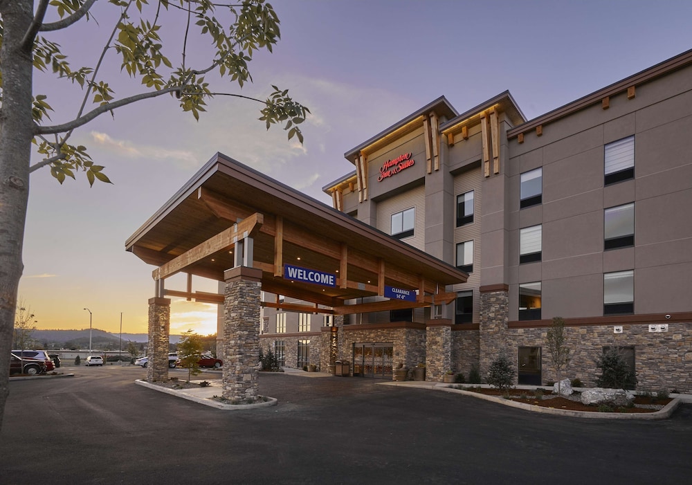 Hampton Inn and Suites Roseburg — photo 3
