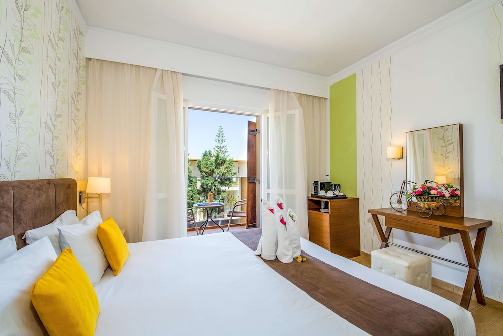CONNECTING, DOUBLE BED, SIDE SEA VIEW