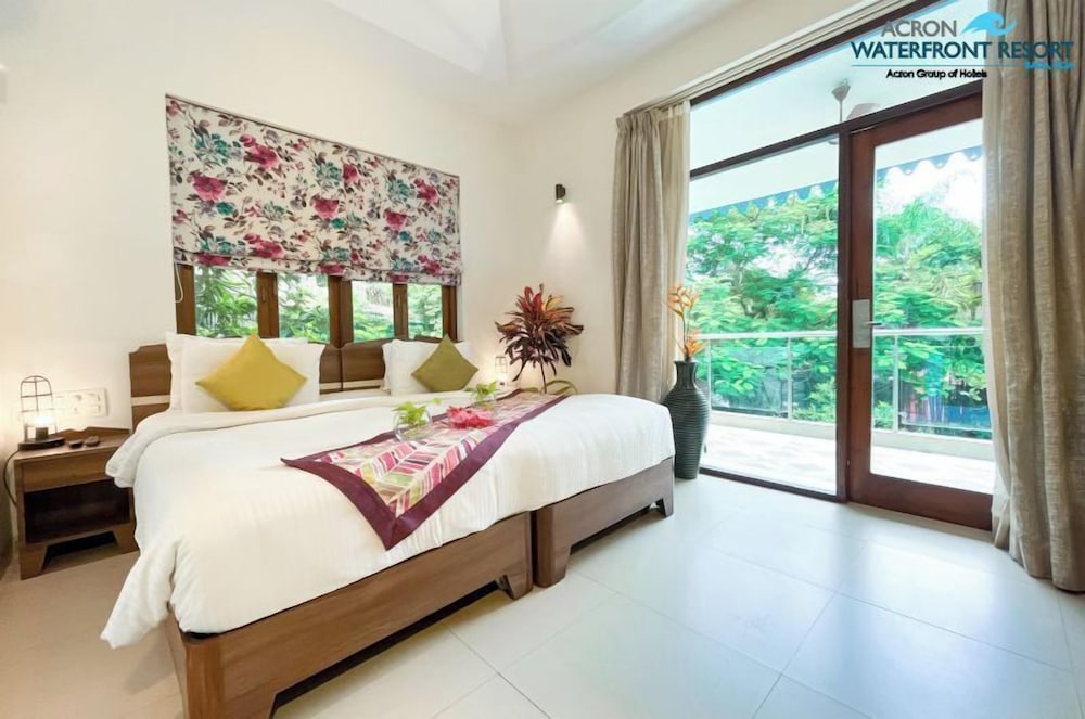 Acron Waterfront Resort 24/80