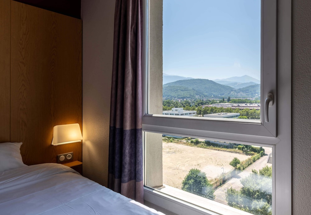 ROOM, TWIN BEDS