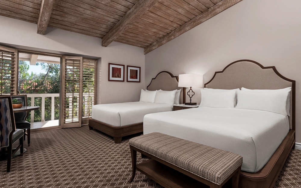Room, 2 Queen Beds, Garden or Fountain View