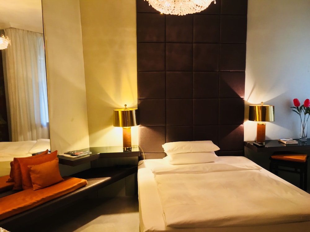 Opera Hotel 20/50