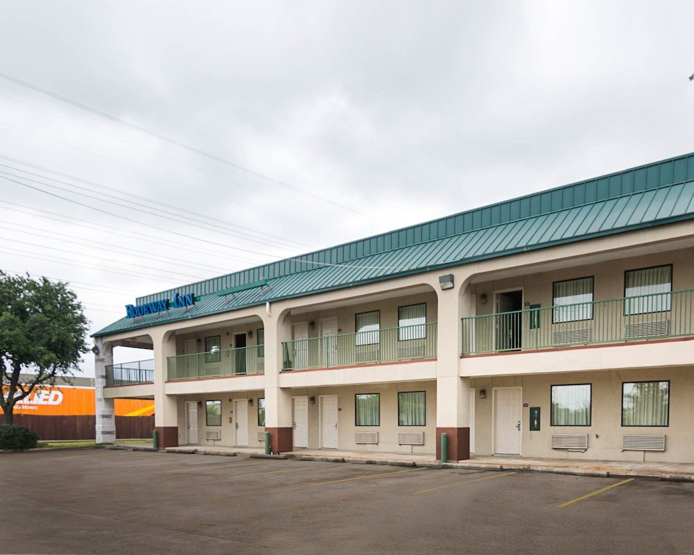 Rodeway Inn & Suites Hwy 290 NW photo1