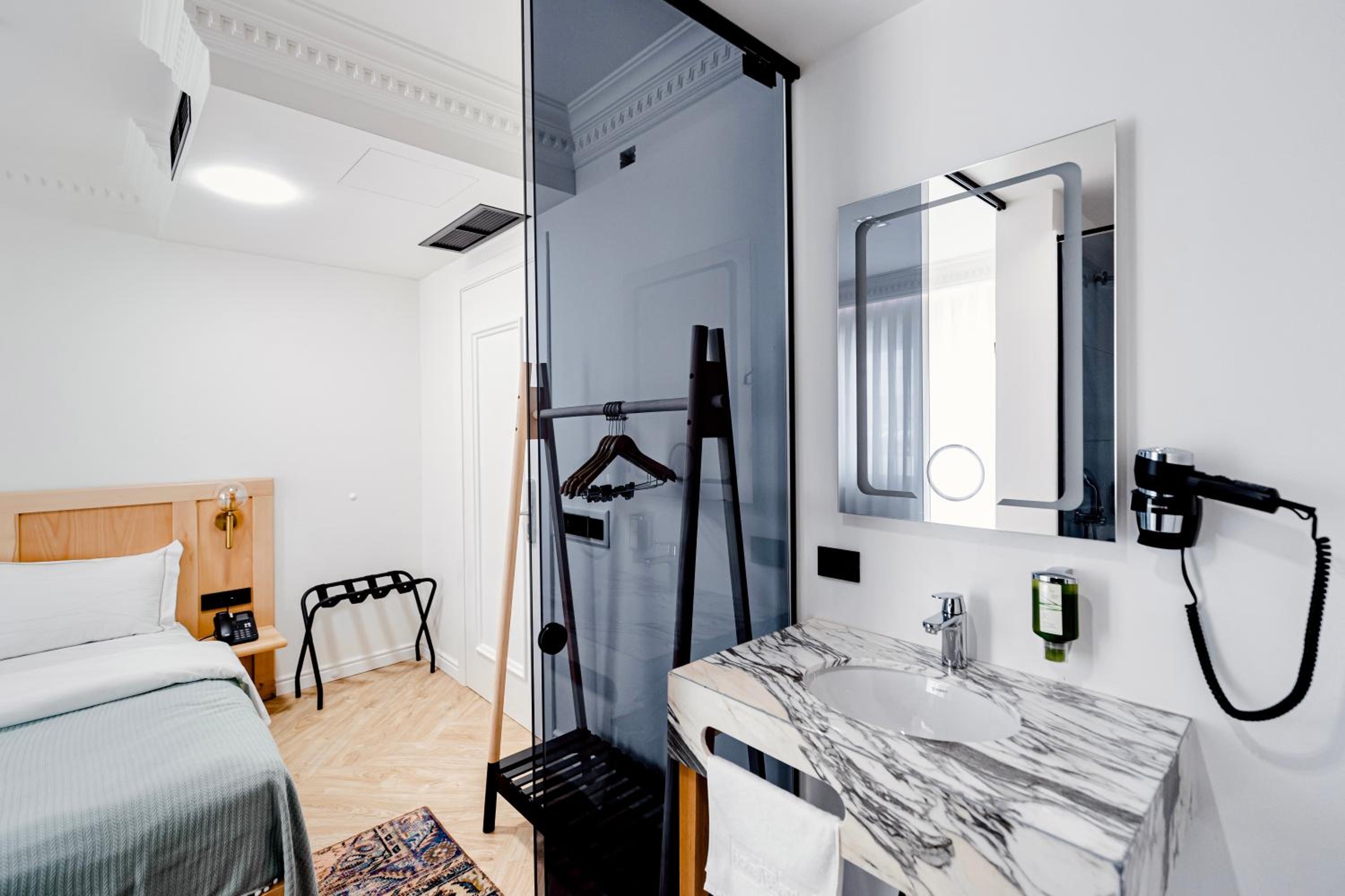 Garden Downtown Boutique Hotel Pristina 25/36