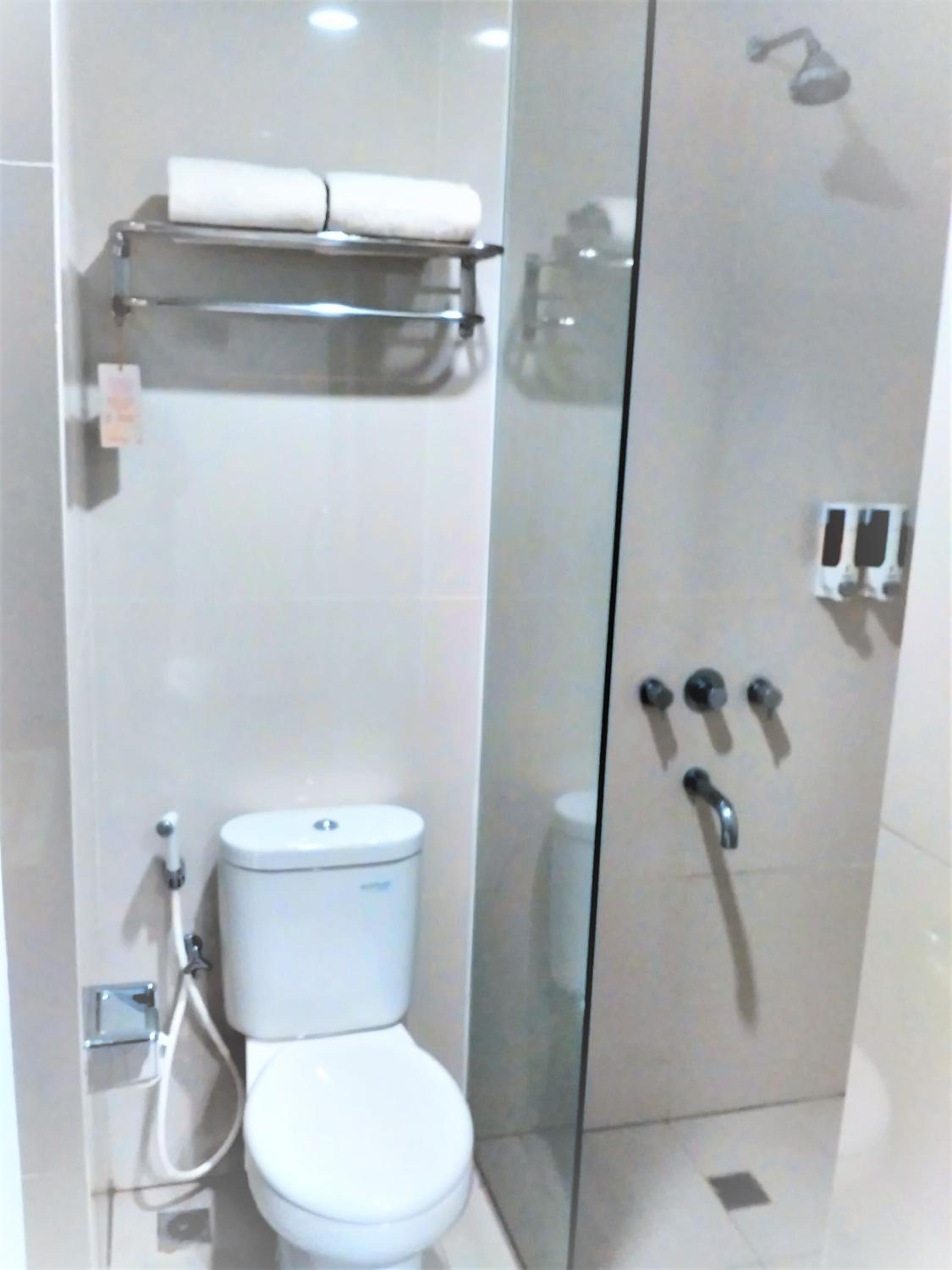 Lynn Hotel Serang 38/43