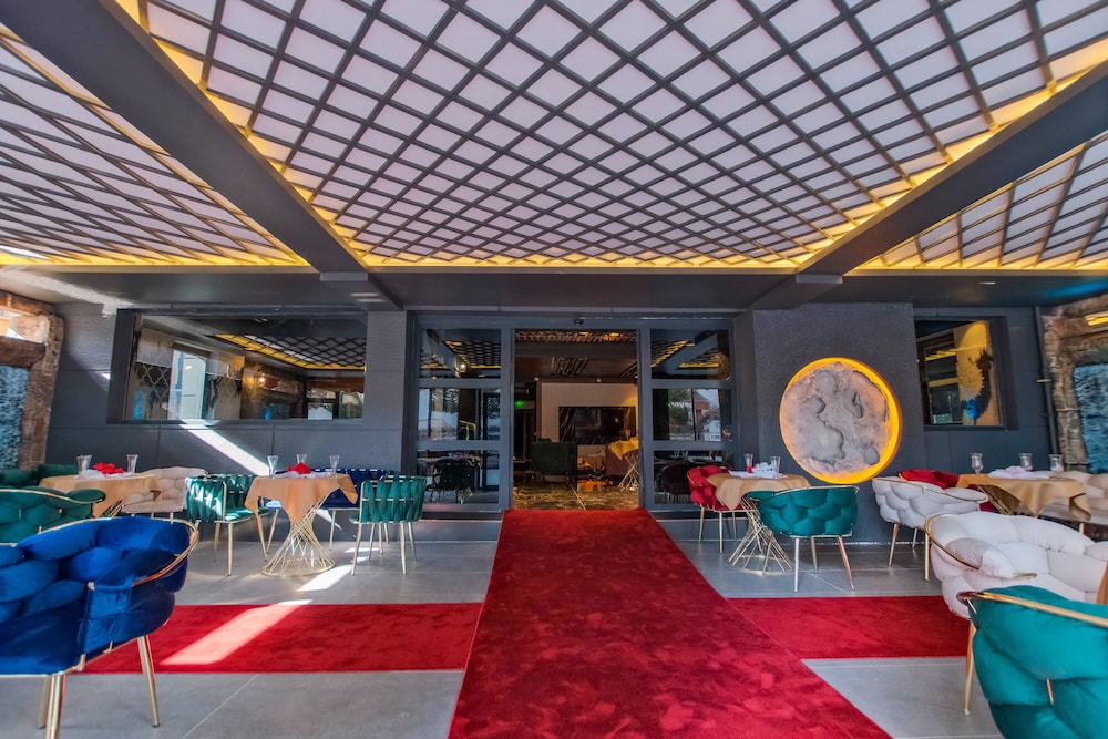Moonday Hotel 38/44