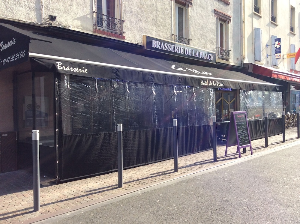 Hotel De La Place 3/23