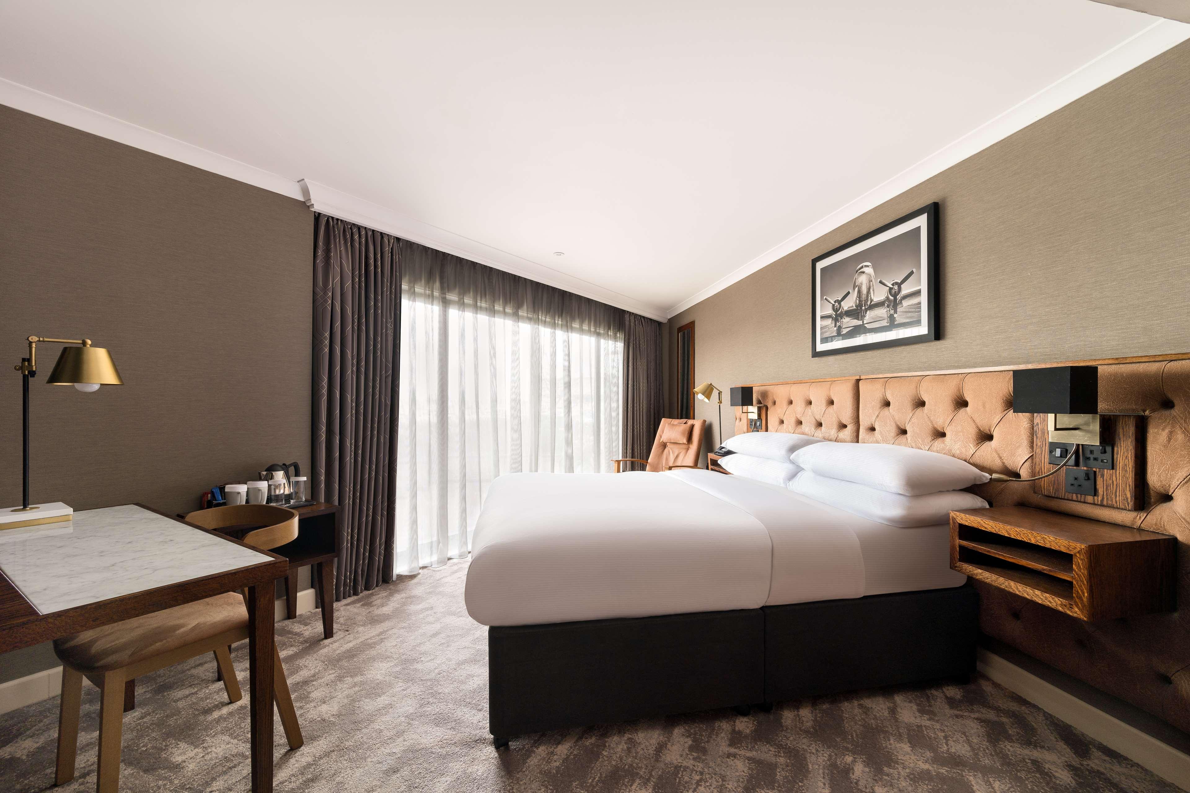 GUEST ROOM, KING BED