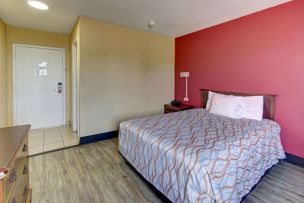 Econo Lodge Town Center 6/32